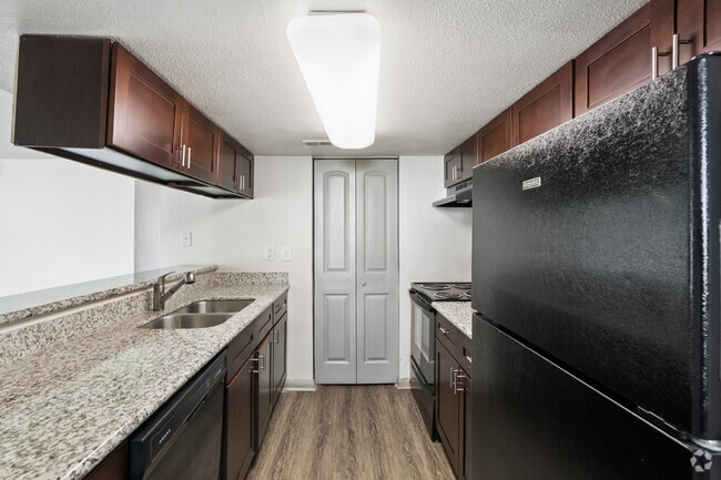 B2G 2BR, 2BA - 1,145SF - Kitchen - Royal Phoenician