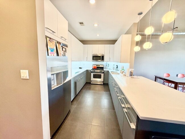 Photo - Stunning 2 Bed 2 Bath Plus Lofted Den in the Wicker Park area Unit 4