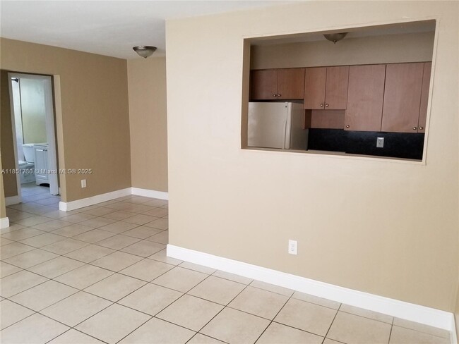 Photo - 16851 NE 21st Ave Unidad 4