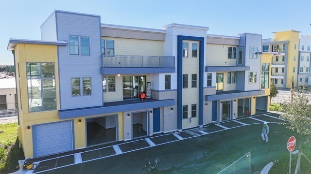 Modern townhome in Addison Square - Modern townhome in Addison Square