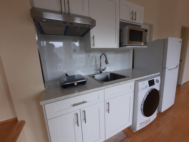 Photo - 5283 Chesham Ave