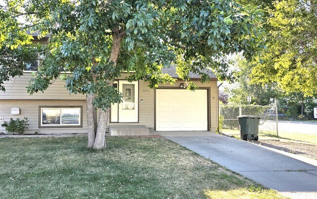 Building Photo - 2 Bedroom 1.5 Bathroom 1 Car Garage For Rent Rental