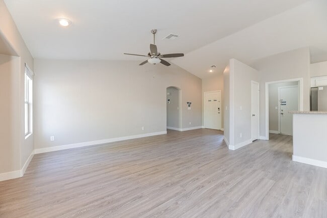Photo - 118 Sugarbush Ln