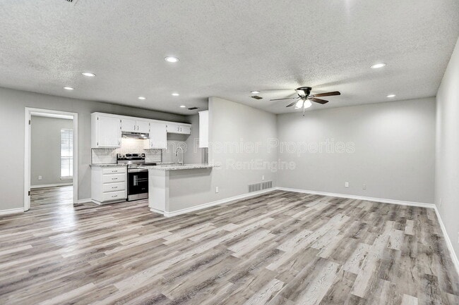 Photo - 925 Farmington Rd