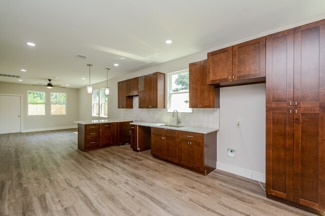 Building Photo - 5923 Southtown St Rental