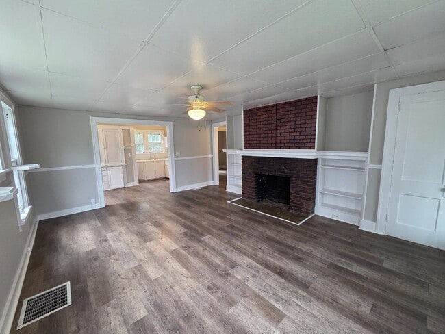 Photo - 204 S Main St
