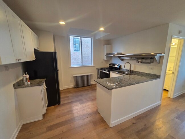 Granite, tops and new appliances two years old - 4839 W Dakin St Unit 1 West