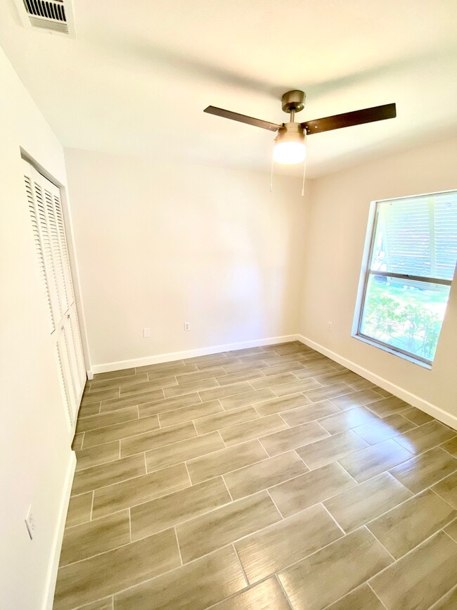 Building Photo - 5340 Royal Palm Ave Unit 5340