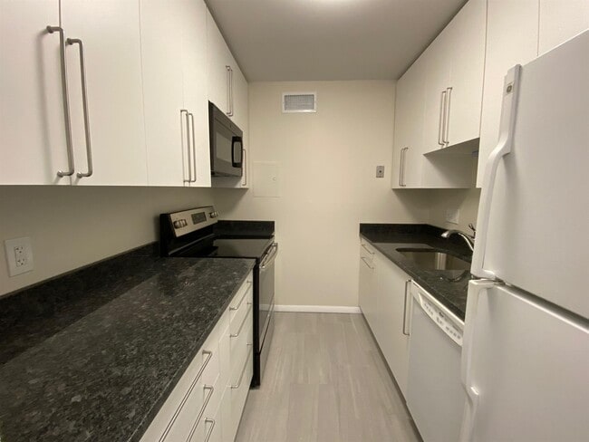 Building Photo - 1105 Massachusetts Ave Unit 11