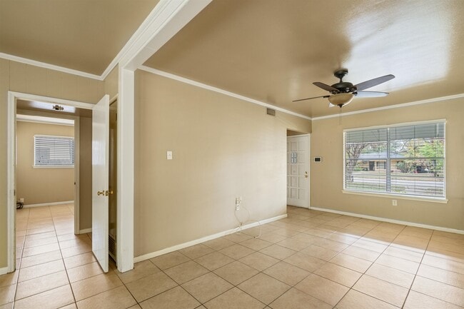 Photo - 214 W Strickland St