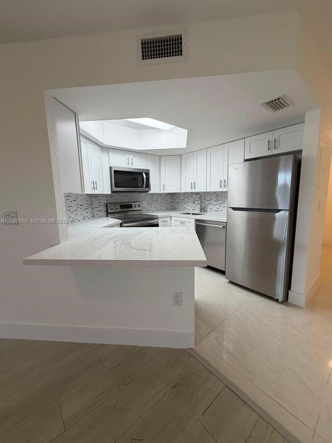 Building Photo - 8235 Lake Dr Unit 502