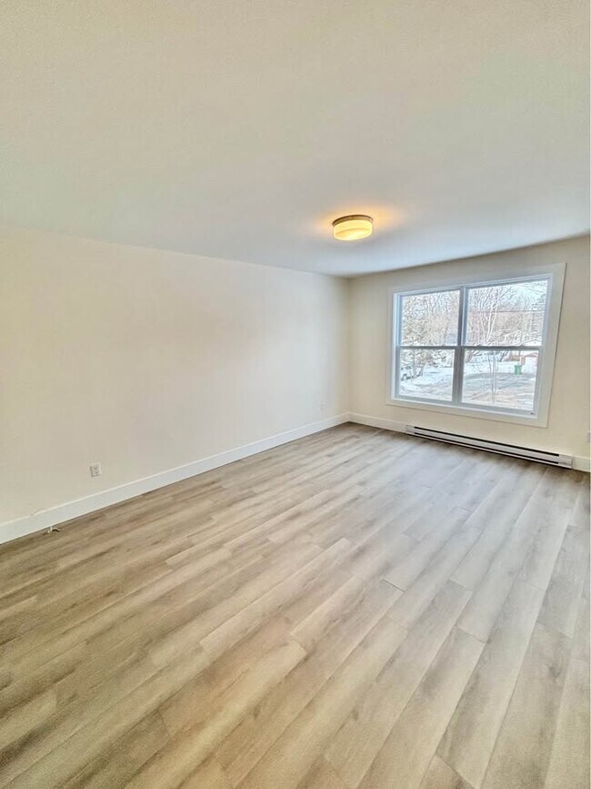 Photo - Beautifully Renovated 3-Bedroom, 2-Bathroom Apartment! Unité B