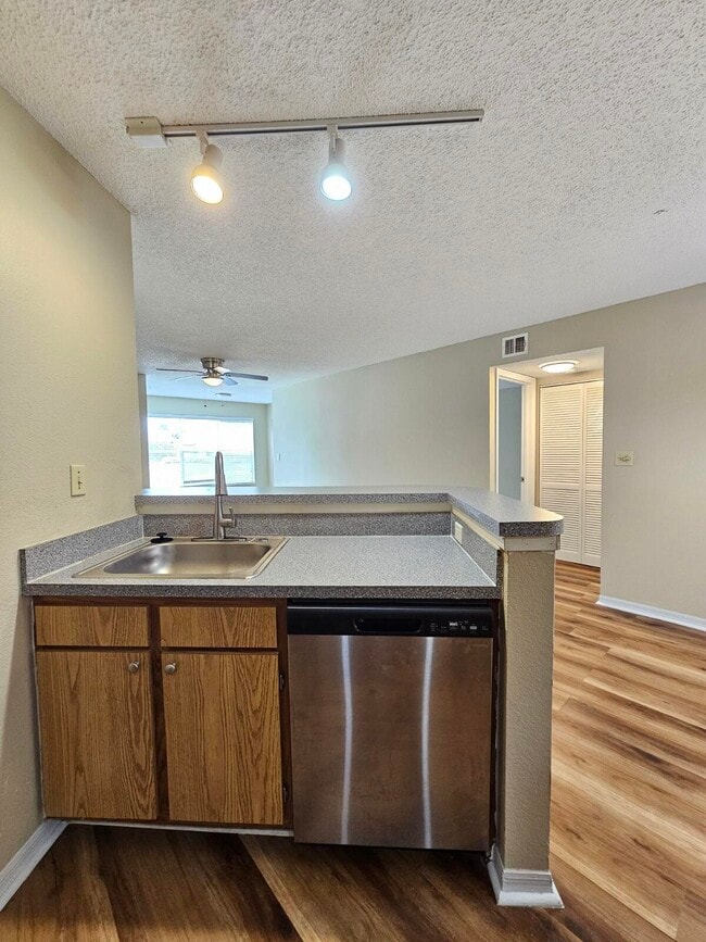 Photo - 1401 Village Blvd Unidad 413