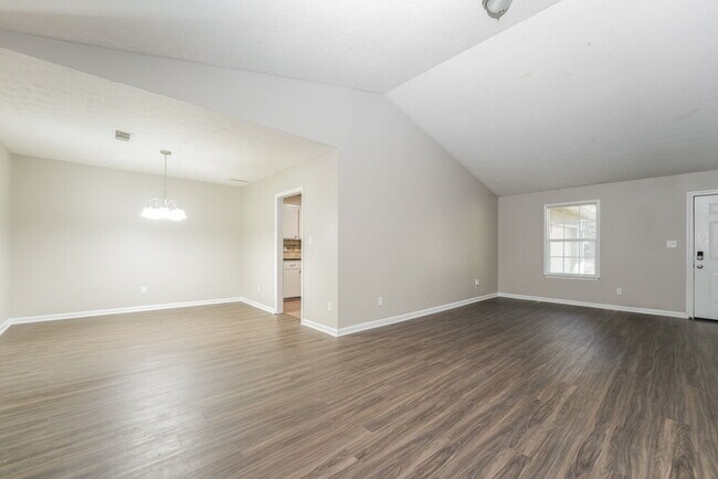 Photo - 591 Stonehedge Dr