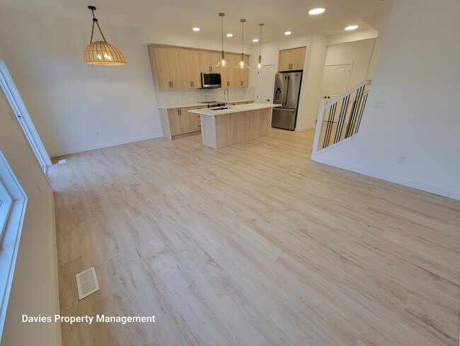 Photo - 16230-16219 19 Ave SW