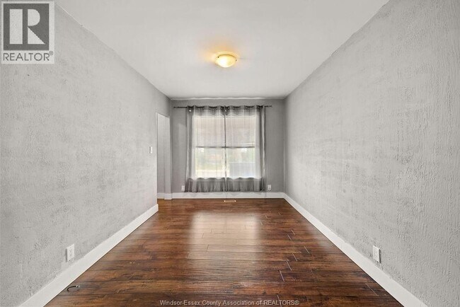 Photo - 541 Moy Ave