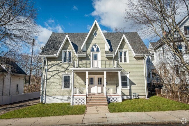 Building Photo - 17 Playstead Rd Unit 4-bed2-bath Rental