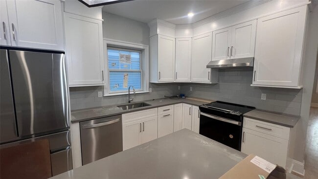 Building Photo - 234-236 Gainsborg Ave E Rental