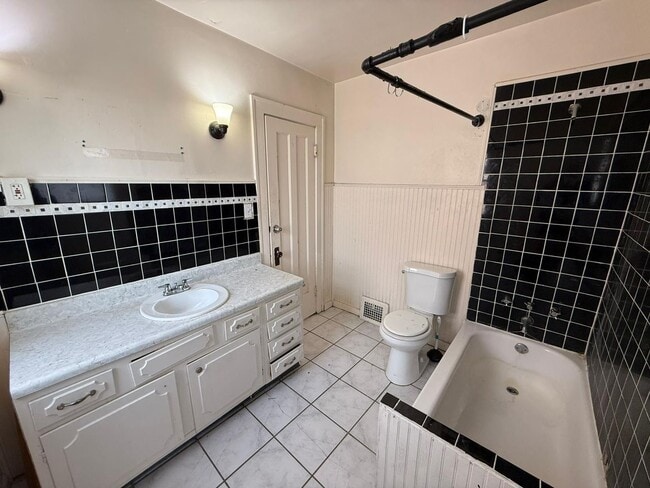 3 BED 1 BATH BEAUTIFUL SINGLE FAMILY HOME - 3 BED 1 BATH BEAUTIFUL SINGLE FAMILY HOME