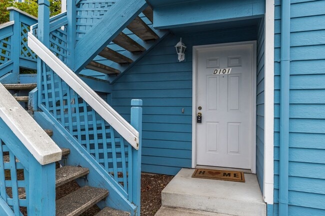 Building Photo - 2-Bedroom 1st Floor Park Place Condo - Wat... Unit D101