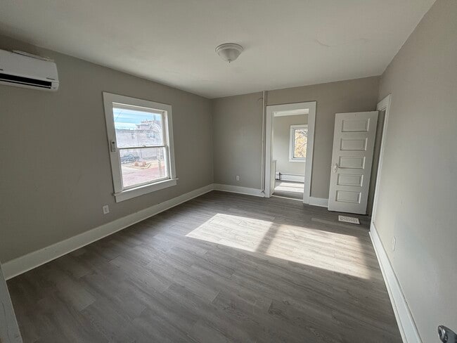 Building Photo - 14 E 6th Ave Unit 2