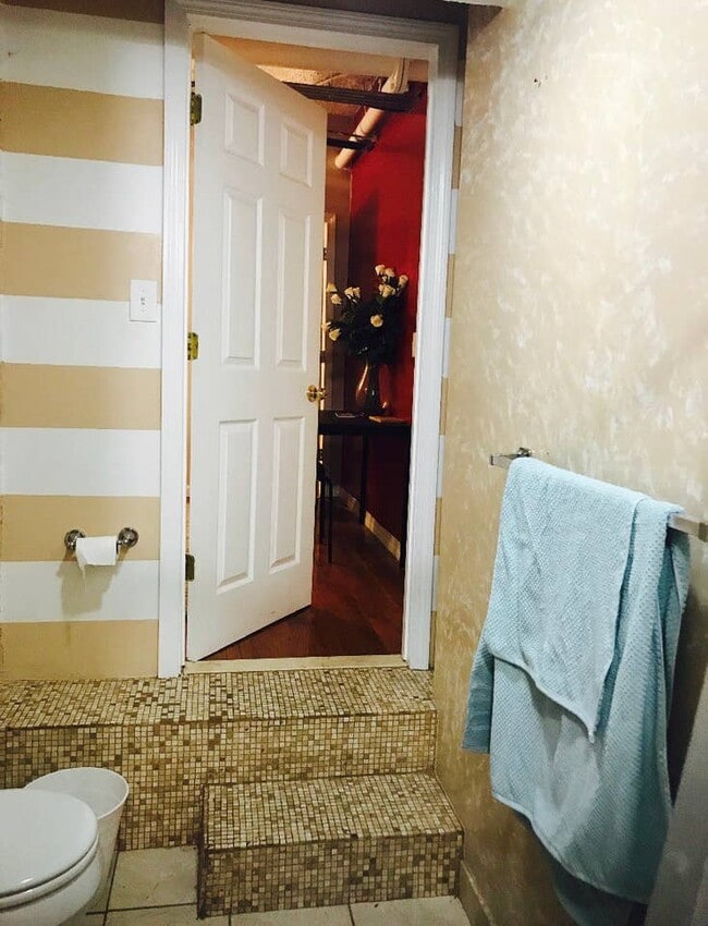 Building Photo - 468 Park Dr Unit c1