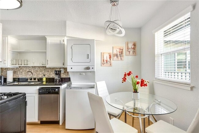 Photo - 2401 Manor Rd Unit 209
