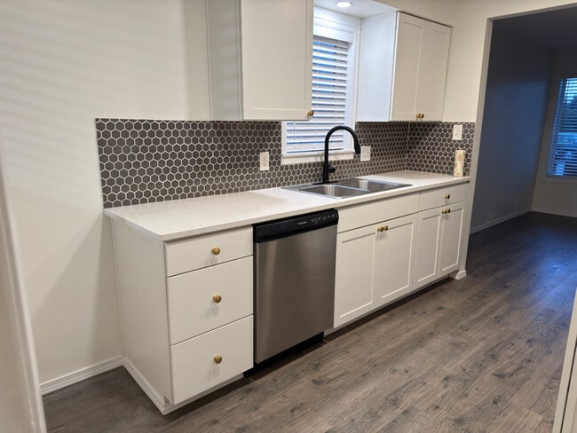 Photo - 1432 Park Ave NE