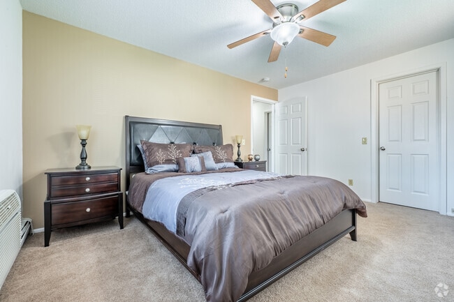 2BR, 1BA - 1,000SF - Bedroom
