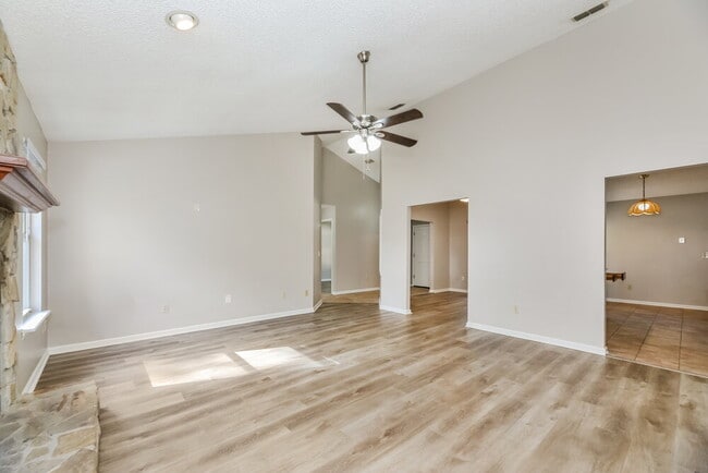 Photo - 2115 Center Way