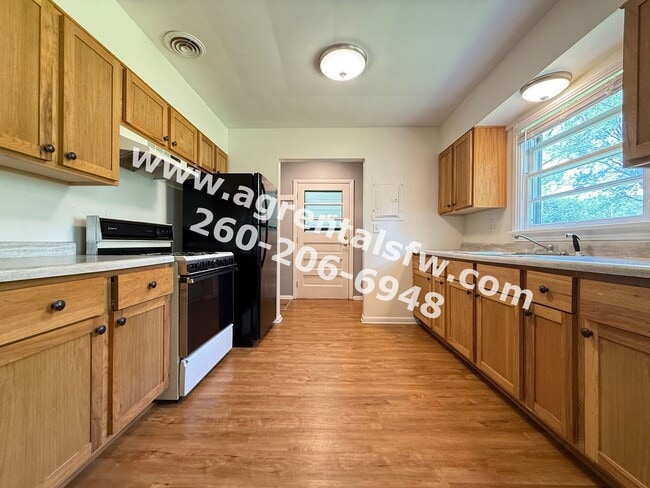 Photo - 4620 Taylor St