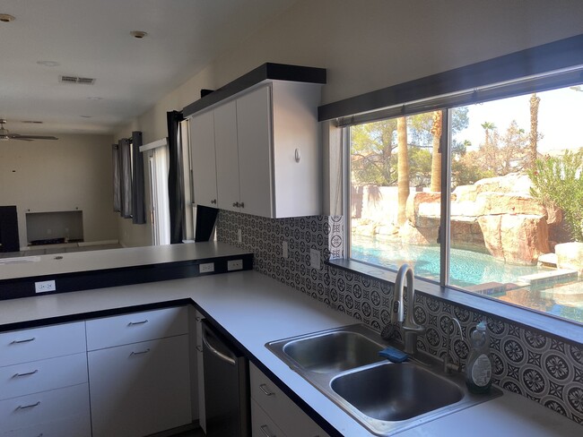 Photo - 2116 Rhonda Ter