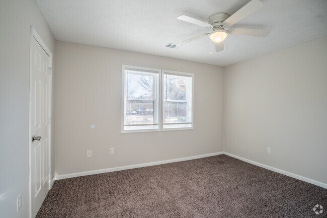 2BR, 2BA - 922SF - Primary Bedroom