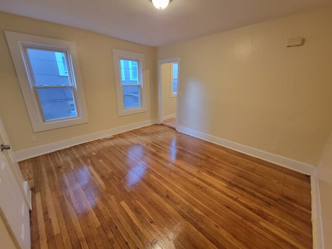 Building Photo - 324 Goffe St Unit 1
