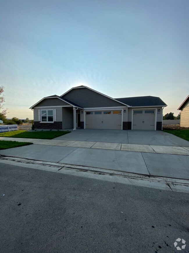Building Photo - SINGLE FAMILY RANCHER ON ARROW LEAF (APP#146) Rental