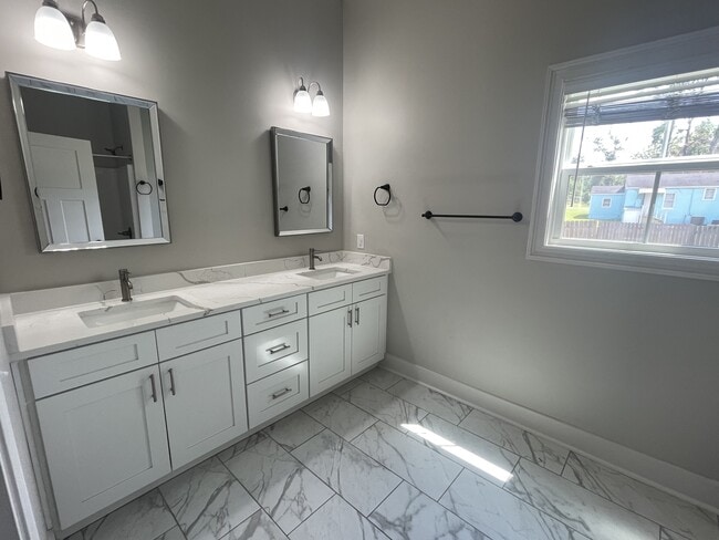 Photo - 104 W 9th St