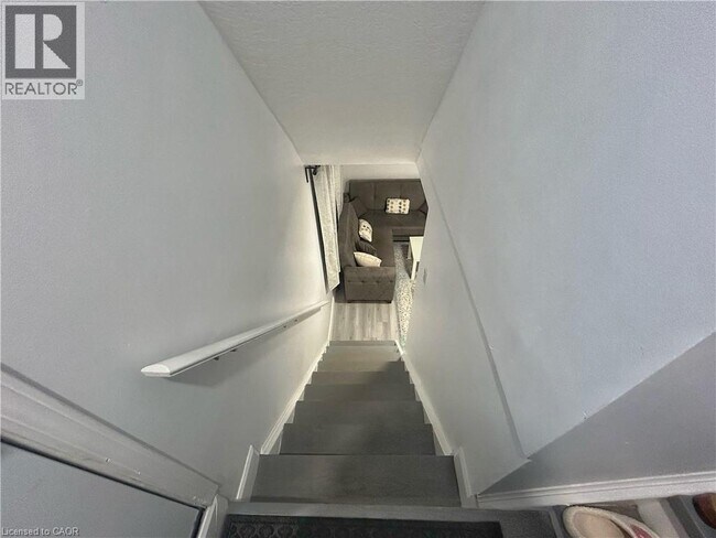 Photo - 206A SPRINGFIELD Crescent Unit# Lower