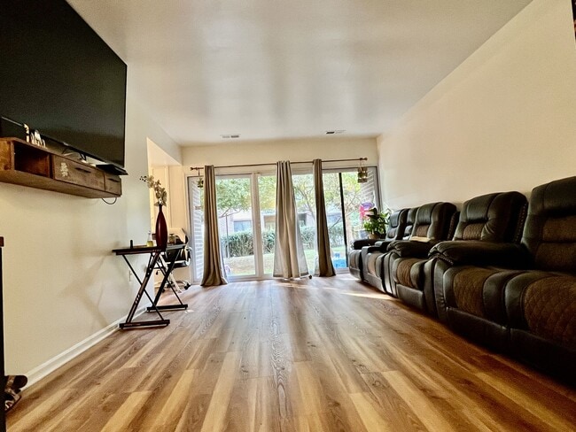 Photo - 9705 Kings Crown Ct Unidad 1 Rental