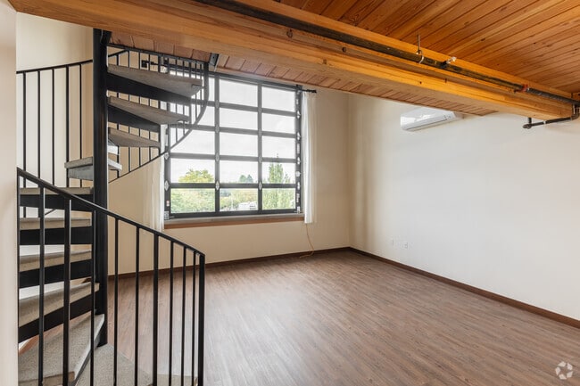 1BR, 1BA - 647SF - Living Room