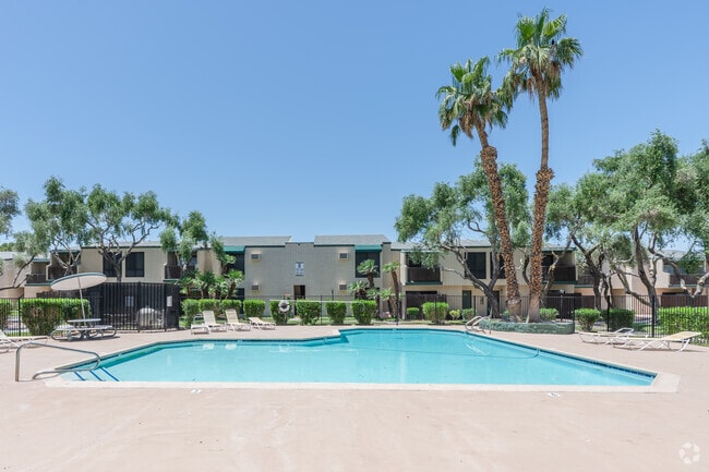 Pool - Tamarus Park Apartments