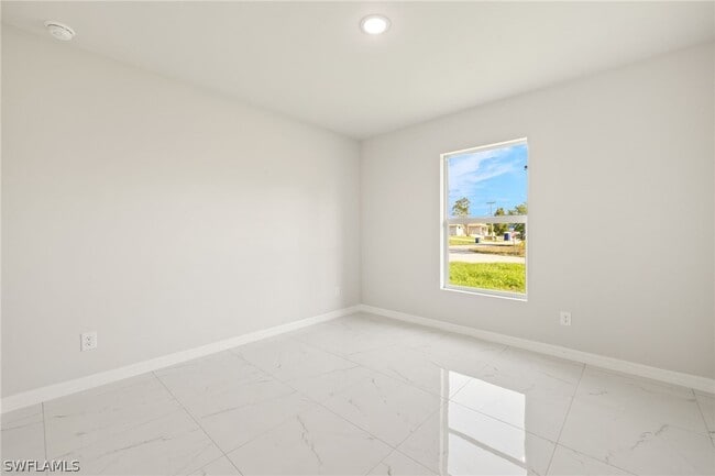 Photo - 835 Palomino St E