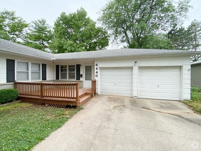 Building Photo - COMING SOON: Cozy 2-Bed Duplex with Garage... Rental