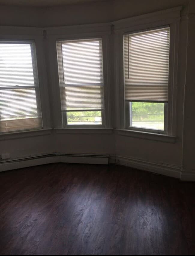 Building Photo - 151 Smith St Unit 4