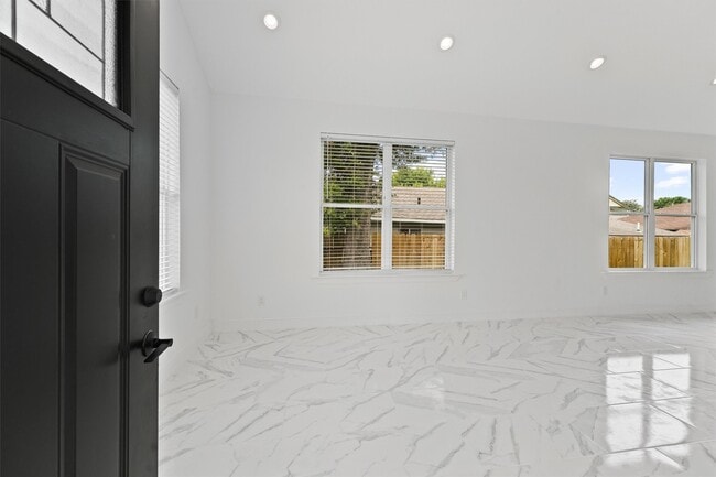 Photo - 225 Royder St