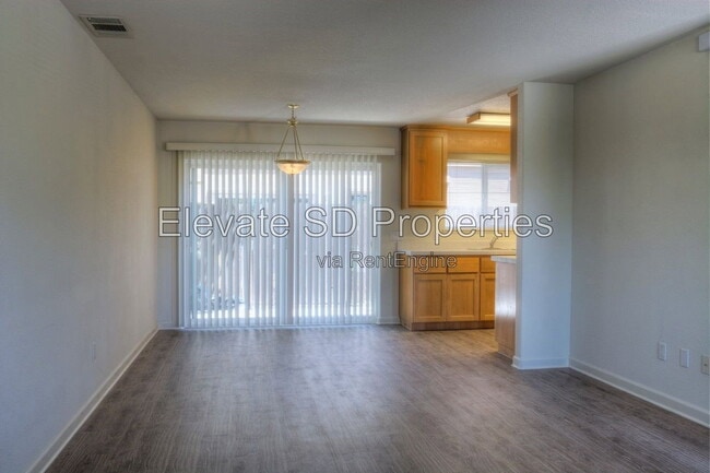 Photo - 2858 Grove Way