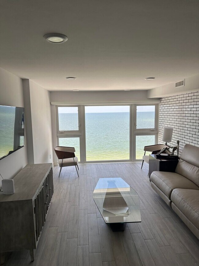 Photo - ** STUNNING BEACHFRONT 2/2 PENTHOUSE SEASONAL UNIT ** CASA BONITA GRANDE ** MODERN ** LUXURY ** B... Unidad 804