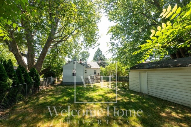 Building Photo - Vintage Home with Room to Entertain