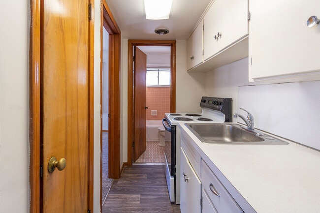 The Glade - Kitchen - Highland Apartments