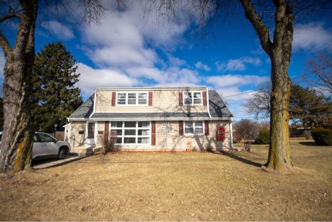 Building Photo - 1402 Summit Ave