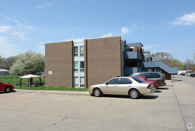 Riviera Apartments - Bruin Village